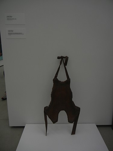DSCN0353 _ Rückenstütze eines feingliederigen Menschen (Hasentypus) aus dem 20. Jahrhundert p. Chr., 1972, Joseph Beuys, Broad Museum, LA