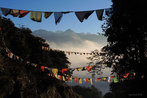 drapeauxdeprières leverdesoleil montagnes nepal nuages préci solukhumbu taksindu taksindula