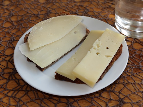 "Milder Käse" und "Würzigerer Käse" vom Stand der Thülsfelder Bauernkäserei Mechelhof auf dem Osnabrücker Wochenmarkt