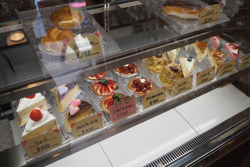 鎌倉小町通りイワタコーヒー店ショーケースのケーキ