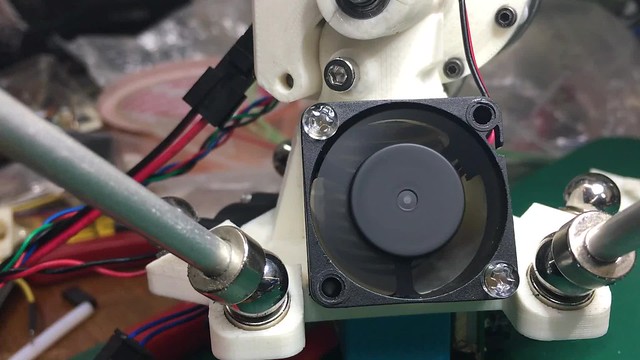 The cooling fan influenced by the magnet of arm rod
