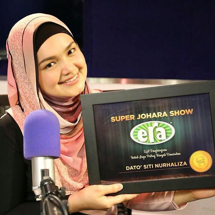 Dato' Siti Nurhaliza Terima Anugerah Super Johara Show Dari Era Fm