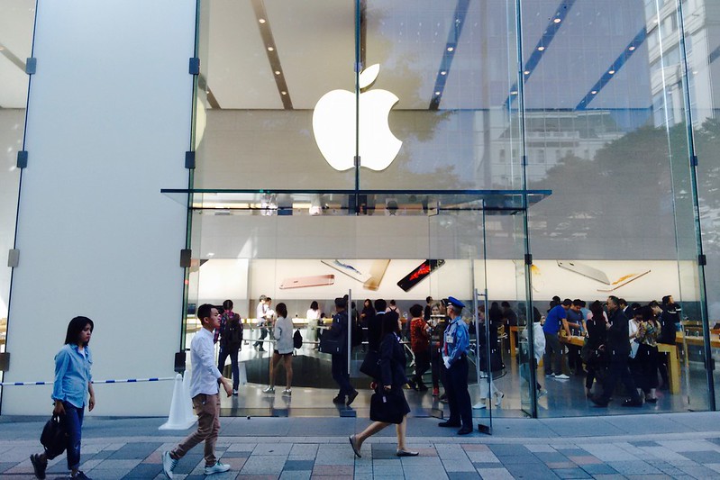 表參道蘋果店，玩了一下新推出的 iPhone 6s 。