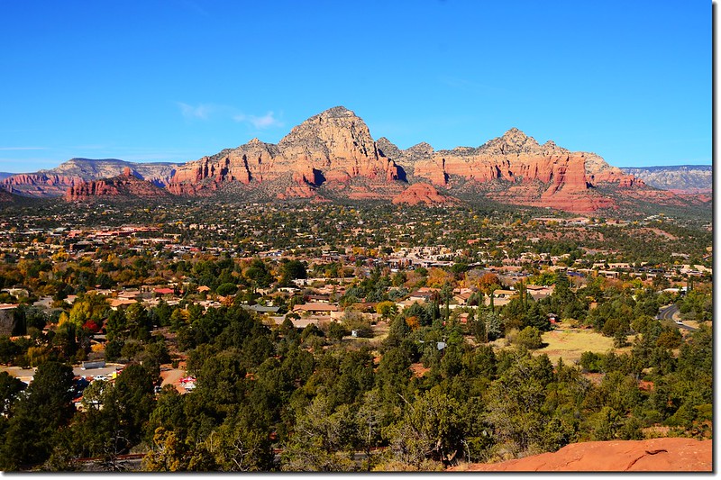 Overlooking Thunder Mountain & Sedona downtown from the Airport Mesa lower scenic overlook