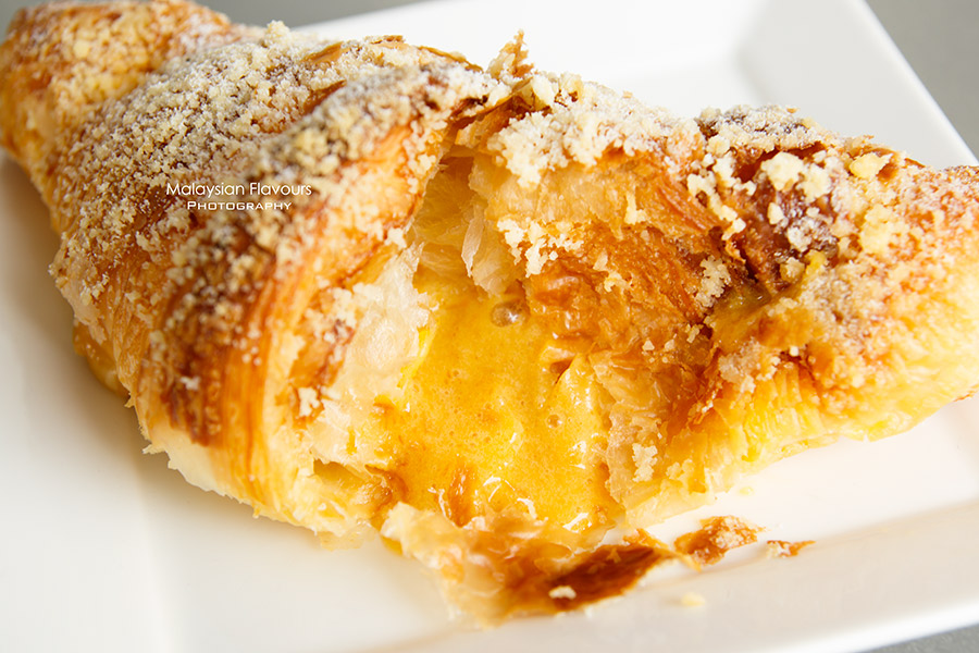 le-bread-days-ss2-pj-molten-egg-yolk-croissant