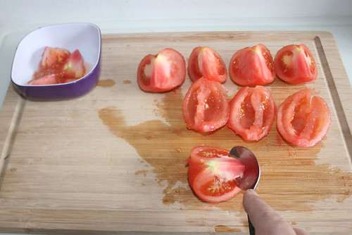 28 - Tomaten vierteln & entkernen / Quarter & decore tomatoes