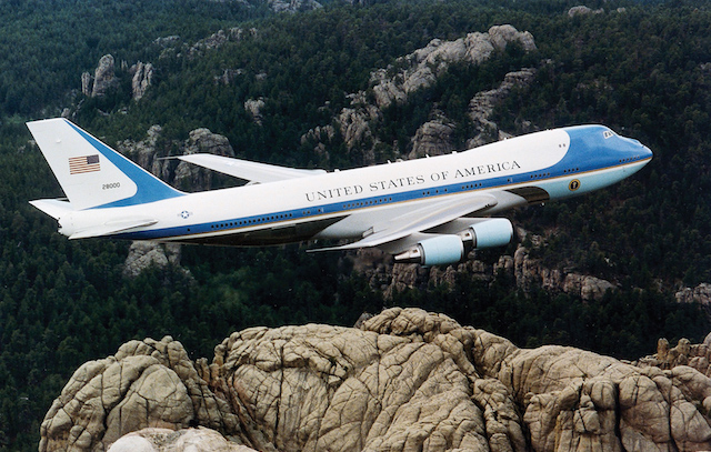 Air_Force_One_over_Mt._Rushmore