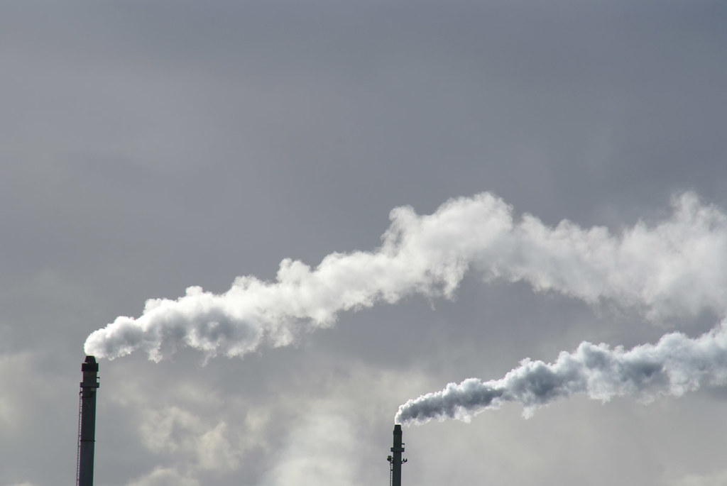 工業煙囪排放溫室氣體。圖片來源：Ian Britton(CC BY-NC 2.0)