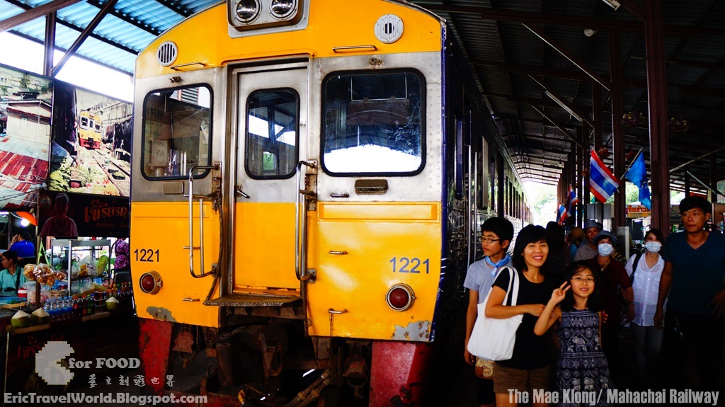 開往美功&安帕瓦的慢車(火車)Slow train to Mae Klong_The Mae Klong Mahachai Railway (23).JPG