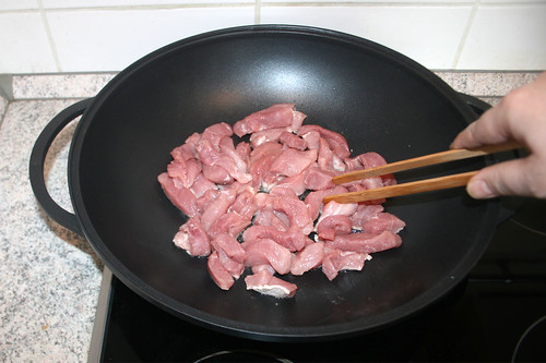 22 - Schweinefilet-Streifen in heißes Erdnussöl geben / Put pork filet stripes in hot peanut oil