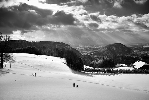 monochrome schwarzweiss blackandwhite bw x100t fujifilm landscape salzburg austria clouds sunbeams winter snow schnee persons landschaft ngc