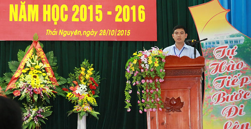 Đ/c Giáo viên Lê Phúc Thảo phát biểu tại Lễ khai giảng