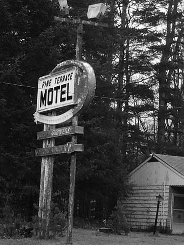 abandoned overgrown motel creepy americana roadside ghostly vacancy ghostsandgoblins flickrfriday pineterracemotel