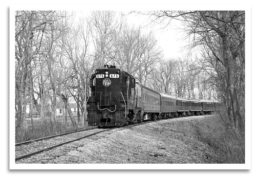 blackandwhite bw train mono locomotive norfolkwestern emd gp9 dieselelectric santaclaustrain bluegrassrailroadmuseum nw675