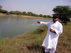 अपने तालाब के साथ रघुनाथ सिंह