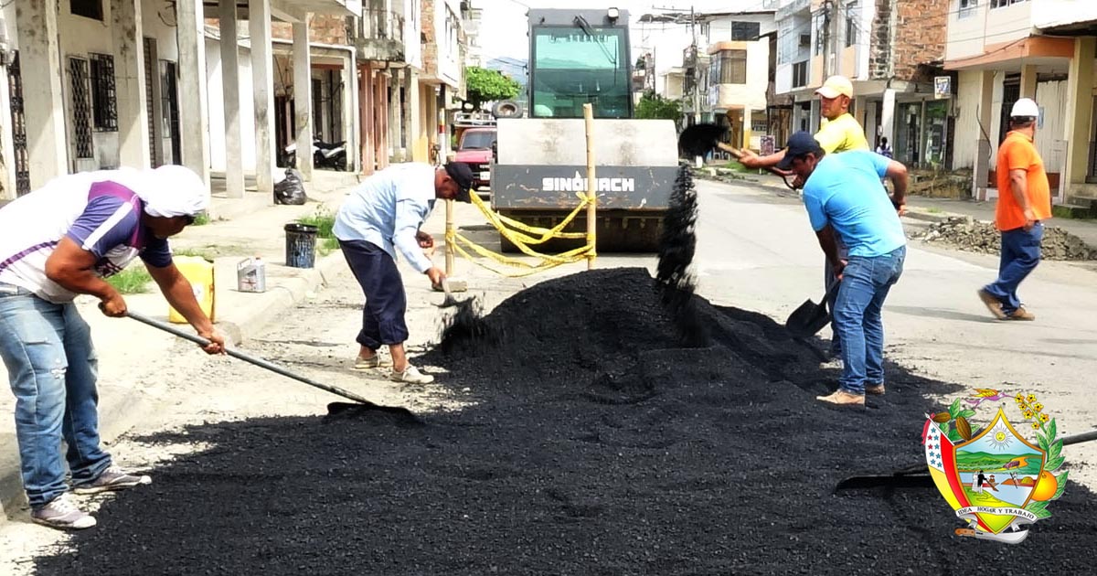 Realizan colocación de asfalto en varios sectores de la ciudad