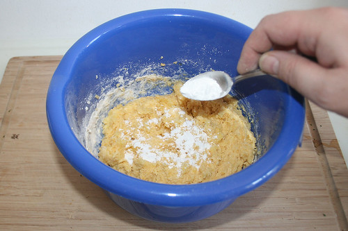 32 - Backpulver einstreuen / Dredge in baking powder