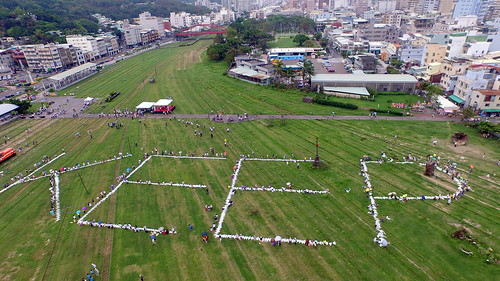 近千名民眾在打狗鐵道文化園區綠地上用白風箏拼出KEEP字樣。哈瑪星願景聯盟提供