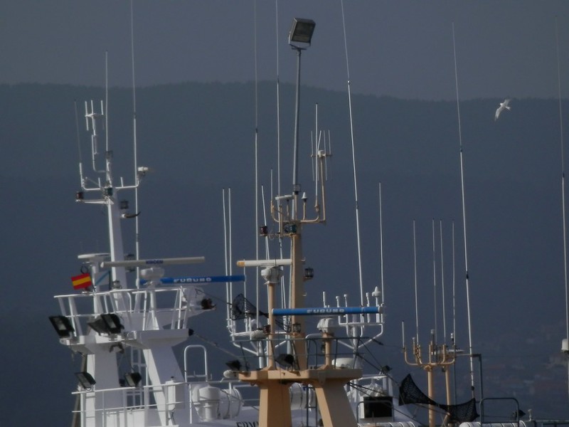 Múltiples antenas de barcos