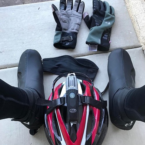 Out before the sun, can't tell if I am #sockdoping or not. . . #dawnpatrol #bikeride #velonutz #winter #sandiego #shoecovers #tights @niteriderlights @bellbikehelmets @pearlizumiofficial @rudyprojectna