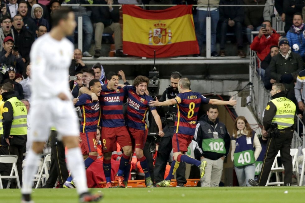 Hráči Barcelony slaví první gól v síti Realu Madrid, v popředí kráčí kapitán domácího týmu Cristiano Ronaldo