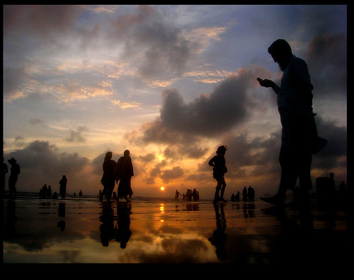 pakistan sunset sea beach colors silhouette clouds solitude time calm karachi alikhurshid clifton changinglight lifeisforlivingalikhurshid