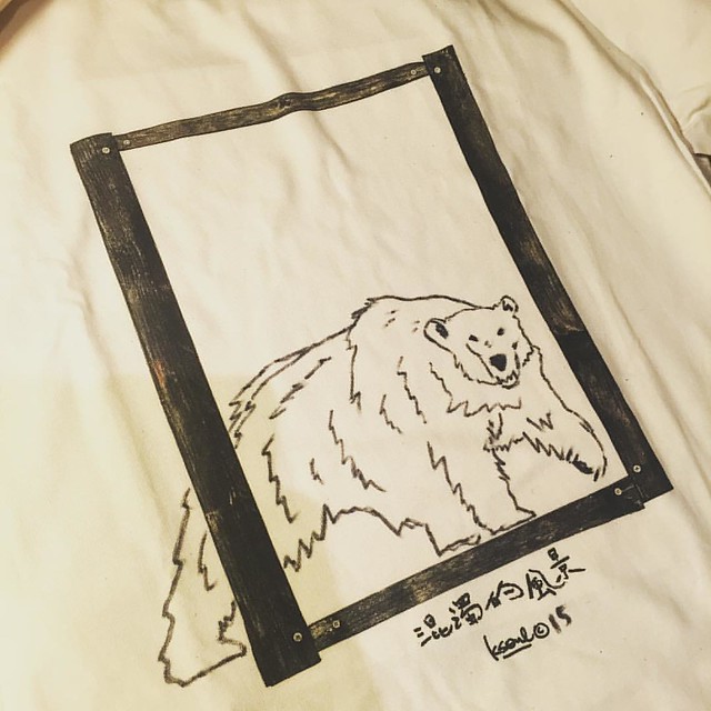 第一位請我畫東西在展覽版的TEE上竟然不是我比較善長的人像，而是一隻不夠白的北極熊。 這令我想見在動物園看過的風景。