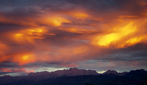 sunset mountains clouds de atardecer europa europe european asturias nubes peaks cordillera picos montañas cantu cantabrica elosoenpersona cabroneru viyao