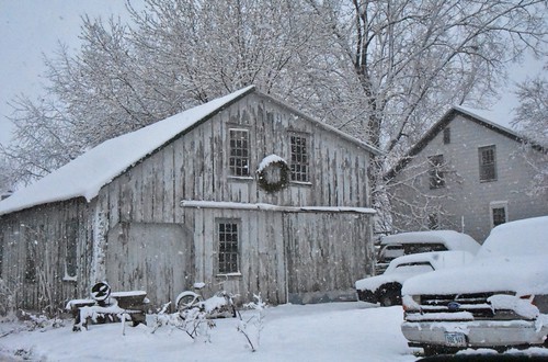 garage barn wreath snowstorm stevelamb nikon d7200 nikkor18200mm iowa amana westamana