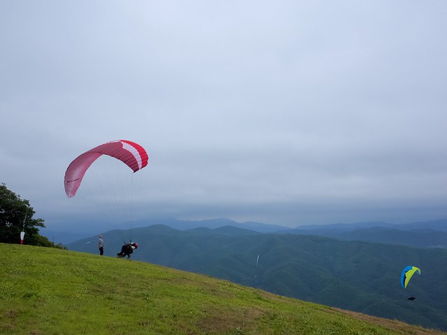離陸　小熊山パラグライダー場にて。 Takeoff at the Oguma mountain paraglider place.
