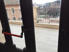 Emergency exit Campidoglio, improvised "fix" with wire