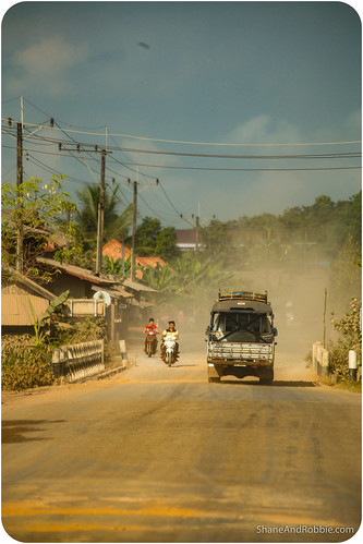 bus se drive la southeast laos vangvieng vientiane travelasia thaheua