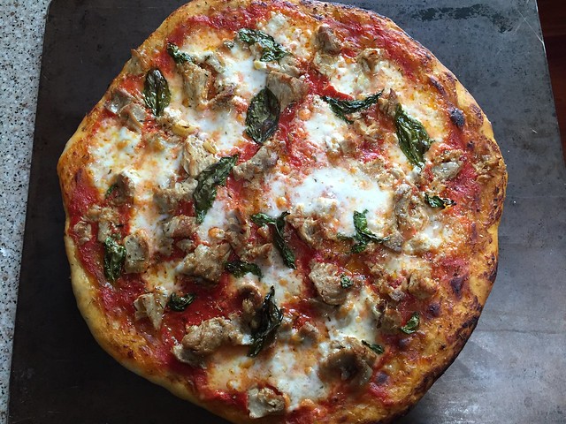 Tuna in olive oil pizza