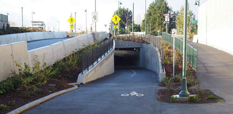 SR-520 Trail Underpass: Unlike most freeway trails here, this one doesn't force users onto crosswalks.