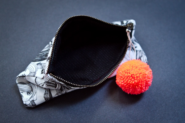 pouch with pom-pom: inside