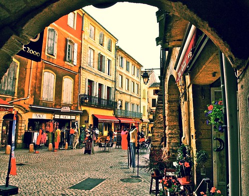 france europe arch cobblestones archway centreville gard towncentre southernfrance languedocroussillon cobbledstreet historicaltown sommieres