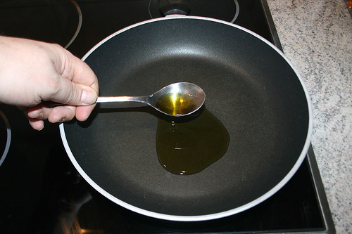 43 - Olivenöl in Pfanne erhitzen / Heat up olive oil in pan