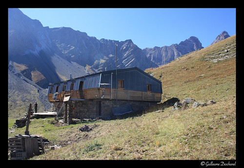 Le Refuge des Aiguilles d'Arves (2260 m)