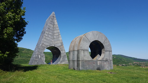 popina spomenik monument memorial serbia štulac nob partisan abandoned