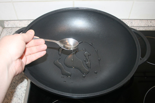21 - Erdnussöl in Wok erhitzen / Heat up peanut oil in wok