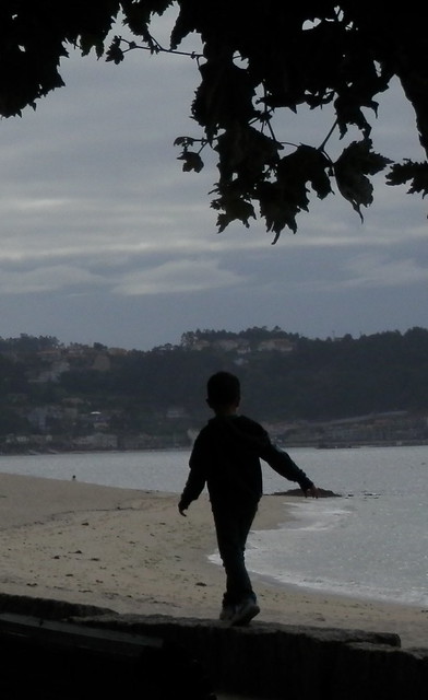 Niño andando junto al mar