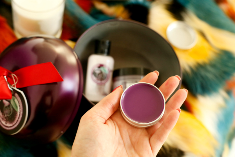 The Body Shop Frosted Plum Tin of Delights, Shimmer Lotion, Lip Balm en Candle / Fashion is a party