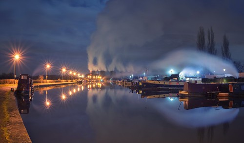 moody atmospheric atmosphere smoke steam ratcliffeonsoarpowerstation powerstation coolingtowers sawleycut sawley waterway leicestershire starburst reflections boats narrowboats moorings moored blue coolblue cold winter nikond7100 sigma1835f18 longexposure nightphotography panoramic pano stitched