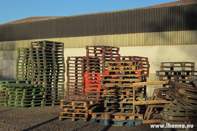Pallets in piles photo by iHanna of www.ihanna.nu