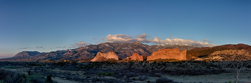 coloradosprings colorado unitedstates us mesa garden gods pikes peak cloud cover mountain range front warm sunrise pano panoramic canon 60d