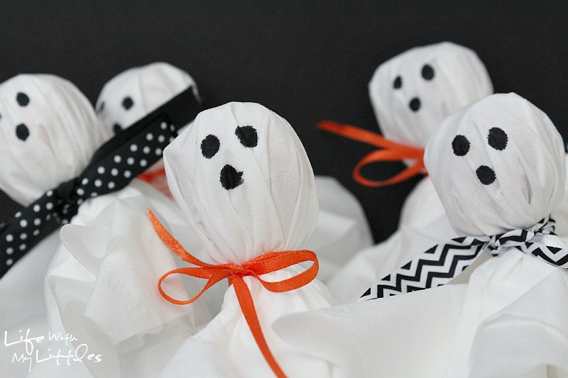 Super easy and cute lollipop ghosts! These are so fast to put together and make the perfect Halloween party treat! And you can make this craft with your kids!