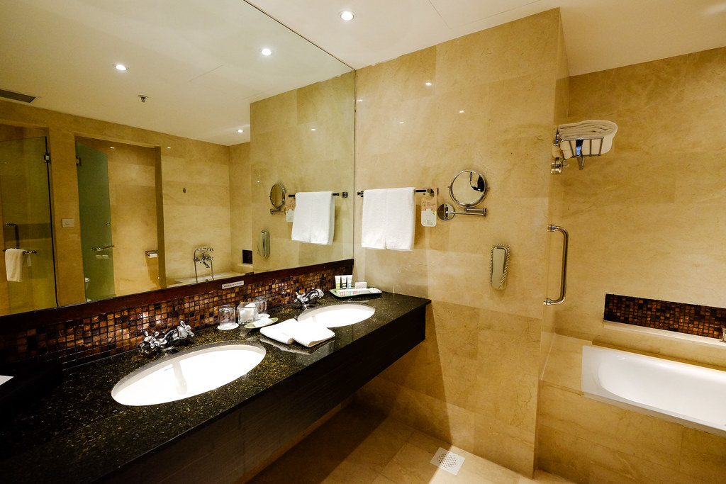 Grand Mercure Roxy Singapore Hotel Room Toilet