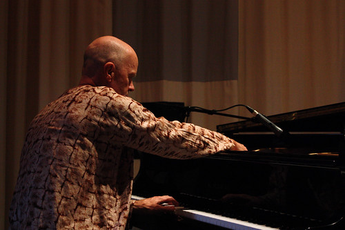 Arne Forsén spelade piano både på tangenter och direkt på strängarna