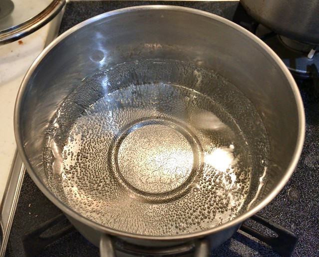 高菜をした湯でするためにお湯を沸かす