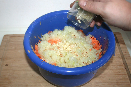 17 - Zwiebeln & Knoblauch hinzufügen / Add onions & garlic